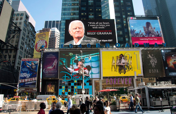 Panoul “Speranţa mea”, aşezat deasupra intersecţiei comerciale Times Square