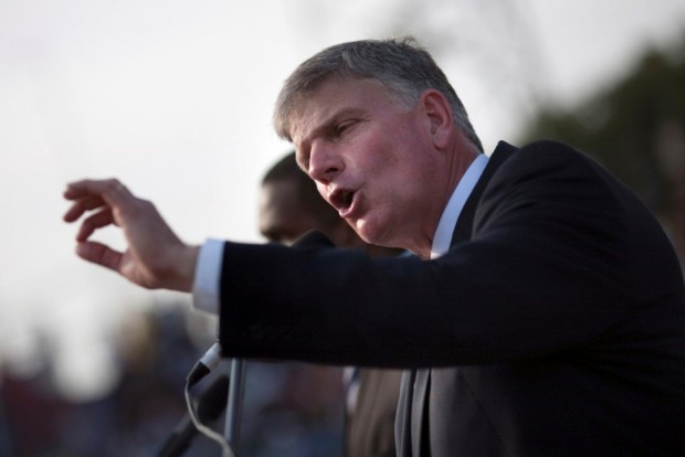Franklin Graham încurajează creștinii ca să intre în politică, de vreme ce „homosexualii, lesbienele și alți oameni împotriva lui Dumnezeu sunt deja acolo”