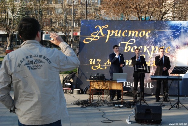 Tinerii din Chişinău vestesc moartea şi învierea Domnului Isus în jurul unui samovar (FOTO/VIDEO)