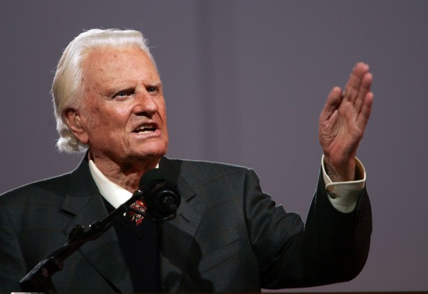 Billy Graham: “Este riscant şi în afara Planului lui Dumnezeu de a trăi împreună înainte de căsătorie”