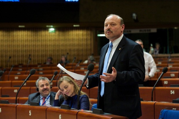 Deputatul moldovean Valeriu Ghileţchi a spus: “NU Traficului de Maternitate!” la APCE