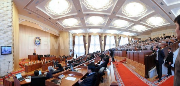 Kyrgyzstanul alege mâine un nou Parlament