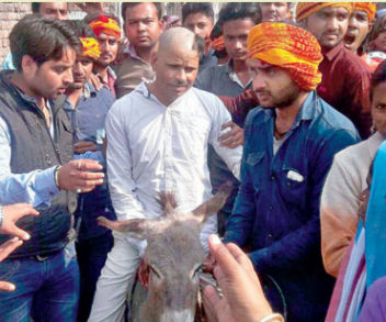 INDIA: Bărbat creștin acuzat pe nedrept, ras în cap și umilit public