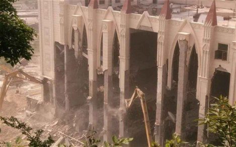Soţia unui lider de biserică s-a sufocat sub dărâmături în timp ce încerca să oprească demolarea bisericii