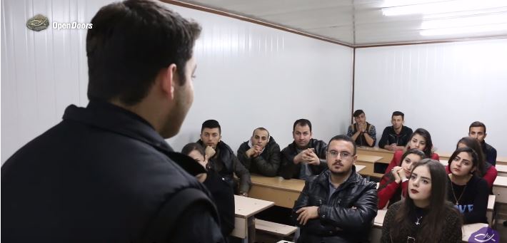 Un pastor tânăr aduce speranță creștinilor persecutați din Irak