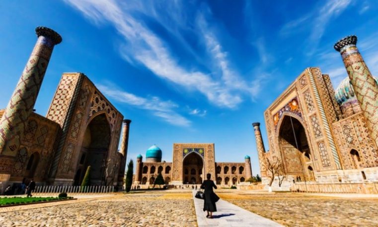 Uzbekistan: Opt creștini pedepsiți pentru că dețineau literatură creștină în casele lor