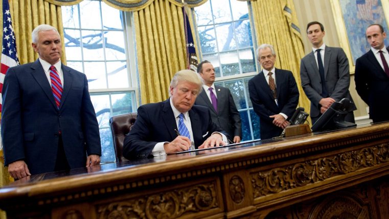 Donald Trump a semnat un memorandum prin care ONG-urile pro avort vor rămâne fără finanţare din SUA