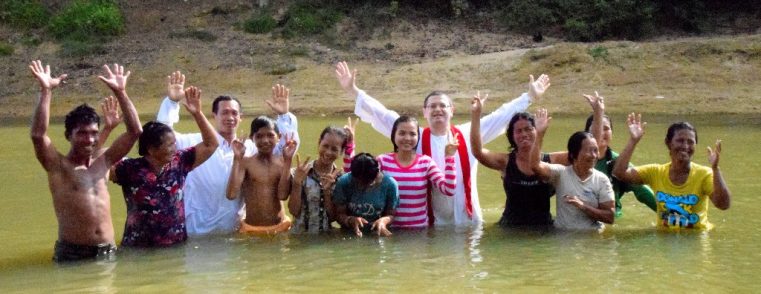 Cambodgia: 10 persoane au părăsit închinarea budistă și practicile idolatre animiste și au fost botezate de misionarii români
