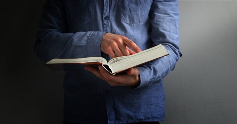 Predicator stradal arestat și acuzat de instigare la ură după ce a vorbit din Scriptură cu un tânăr gay