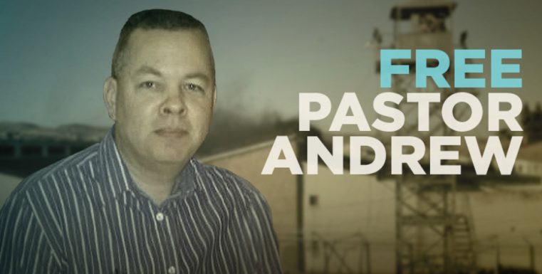 După 12 ore de audieri pastorul Andrew Brunson rămâne în închisoarea din Turcia