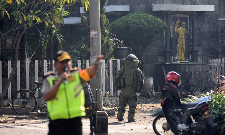 BreakingNews: Trei bombe au explodat în preajma bisericilor creştine din Surabaya, Indonezia