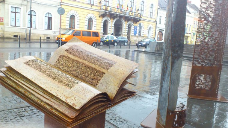 Expoziția sculptorului Liviu Mocan „Arhetipuri” începe drumul spre Londra, în Piața Unirii din Cluj-Napoca