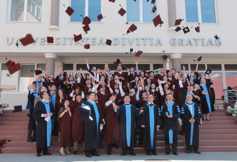 63 de absolvenți ai Universității „Divitia Gratiae” din Chișinău au fost trimiși în ogorul Evangheliei