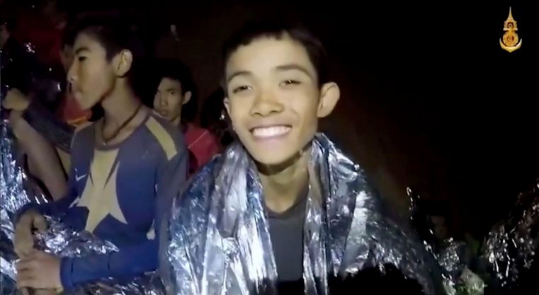 Slavă lui Dumnezeu: toţi cei 12 băieţi şi antrenorul lor blocaţi într-o peşteră inundată din Thailanda au fost salvaţi