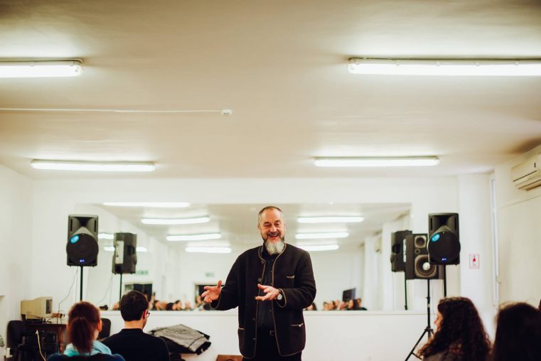 INTERVIU // Liviu Mocan – sculptorul care șlefuiește oglinzi pentru cer