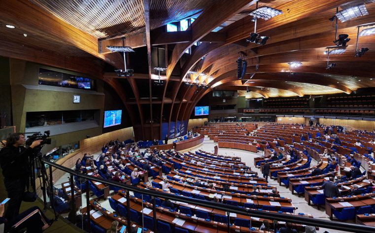 Familiile Curcubeu sau realizarea egalității indiferent de orientarea sexuală, o dezbatere fierbinte la APCE