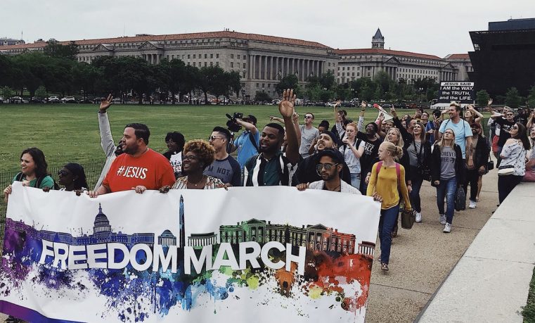 Marșul Libertății adună foști adepți LGBTQ în Piața Pershing din Los Angeles
