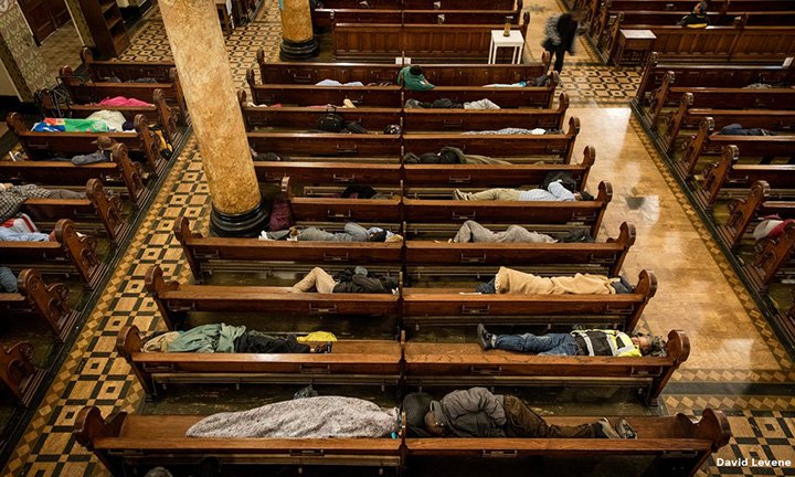 Persoanele fără adăpost pot dormi pe băncile unei biserici din San Francisco