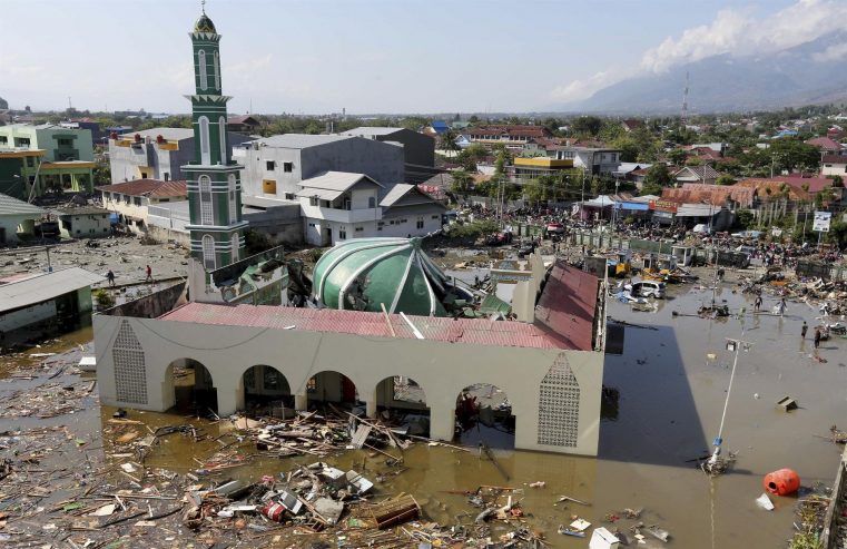 Peste 222 au murit loviți de un val tsunami după erupția unui vulcan în Indonezia