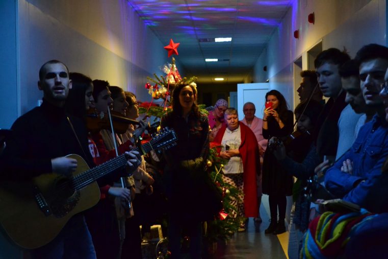 Studenții la medicină au colindat pacienții în patru spitale din București
