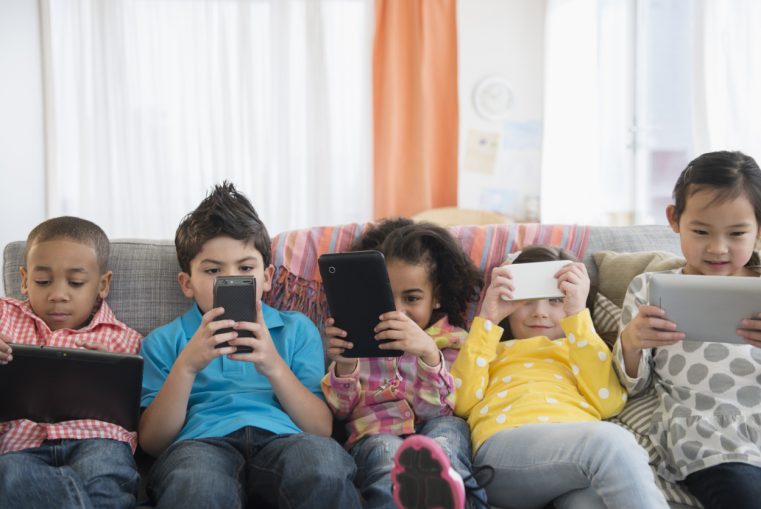 Pericolele utilizării smartphone-urilor, iPad-urilor şi altor gadgeturi de către copii