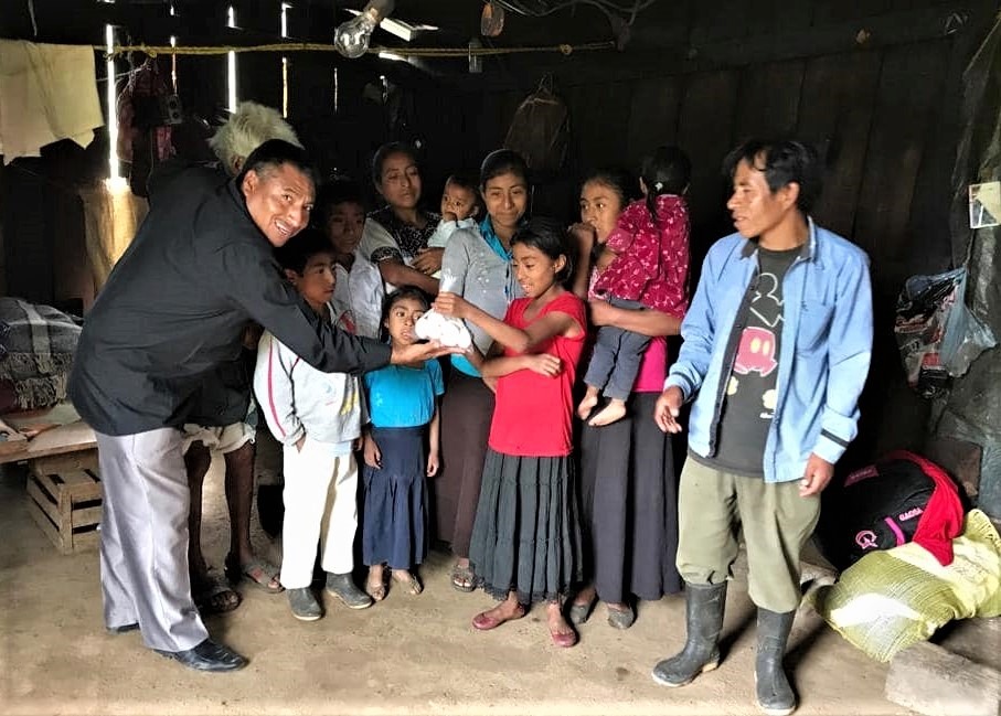 Familia unui pastor mexican se refugiază în munți după ce au fost alungaţi din locuinţa lor