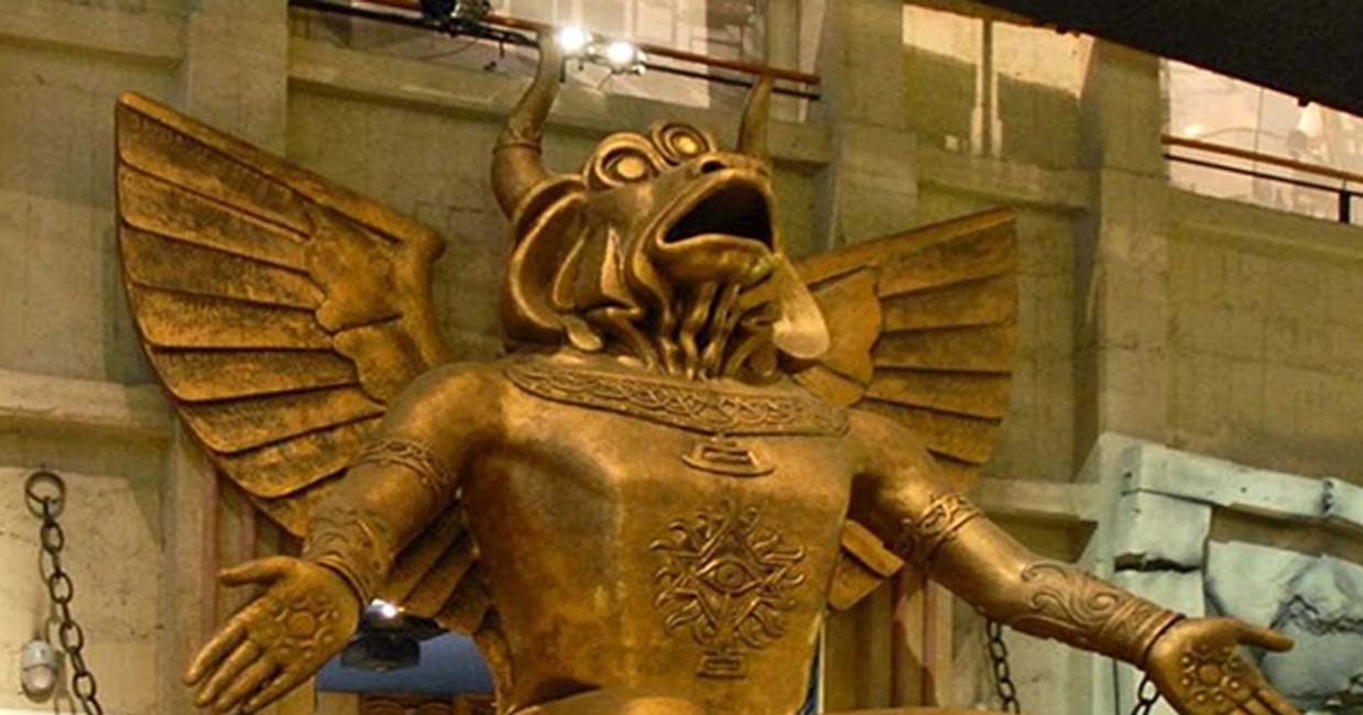 Statuia zeului păgân Moloc afișată la intrarea în Colosseumul din Roma