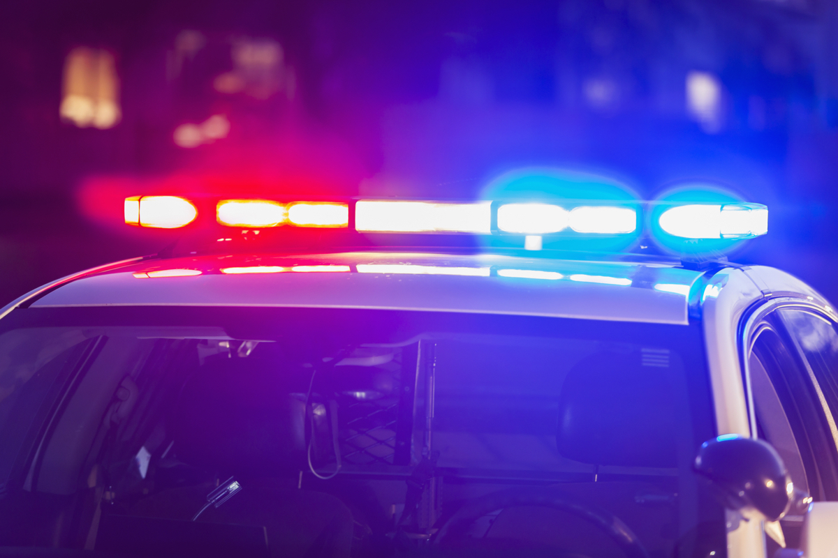 S.U.A.: Poliţist se roagă împreună cu o familie a cărei maşină o oprise în trafic