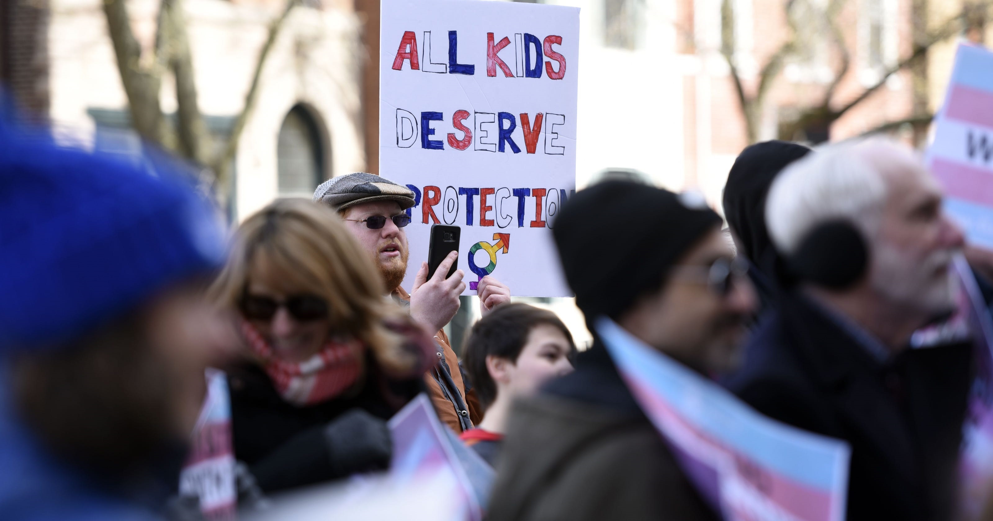 Părinții creștini și musulmani se unesc pentru a protesta împotriva noii programe de învățământ LGBT din New Jersey