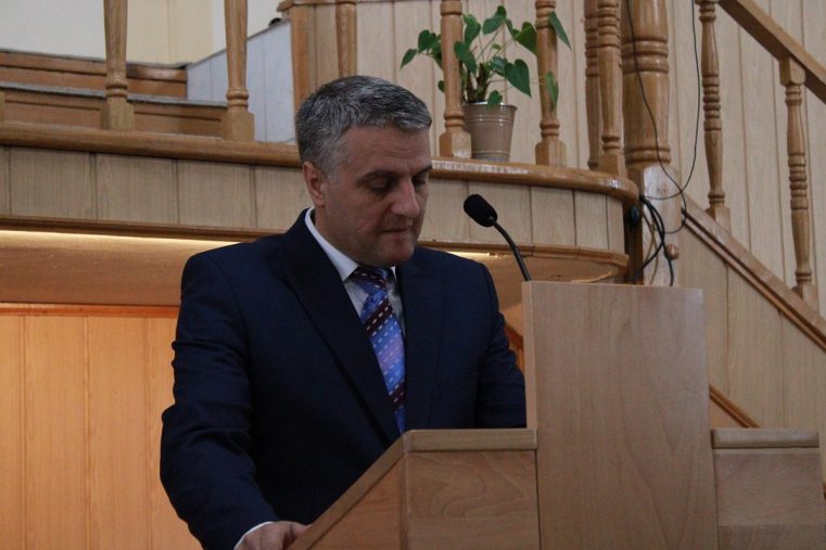 Una cu pământul…