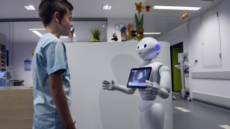 FRANȚA: Roboți umanoizi în prima linie în lupta contra COVID-19