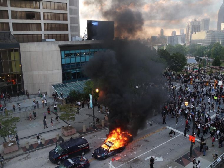 AMERICA: Orașe în flăcări după proteste declanșate de uciderea de către poliție a unui bărbat de culoare