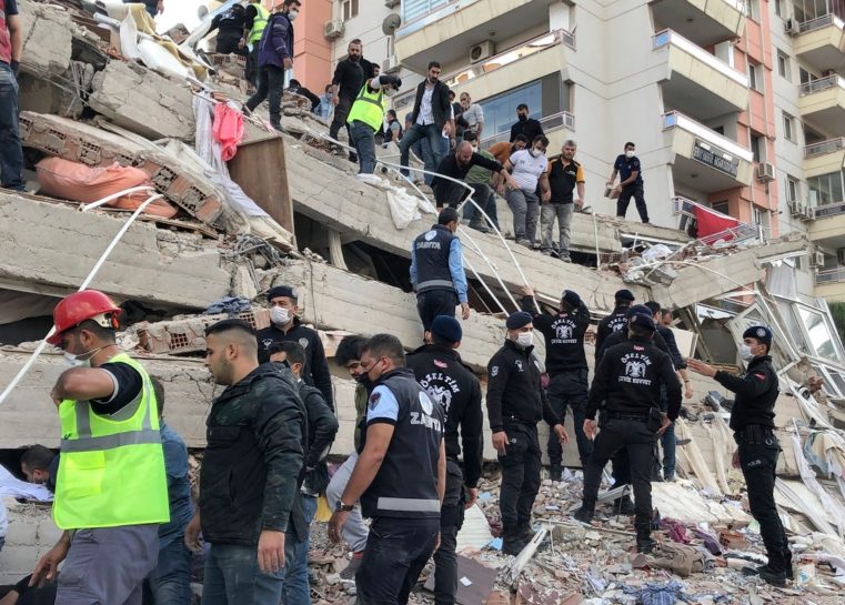 Un puternic cutremur cu magnitudinea de 7 grade loveşte Turcia şi Grecia