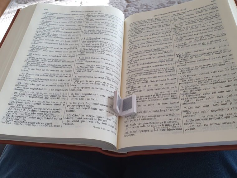 „Biblia de la Buzău 2011” – Cea mai mică Biblie din lume, în posesia unui colecționar din Republica Moldova
