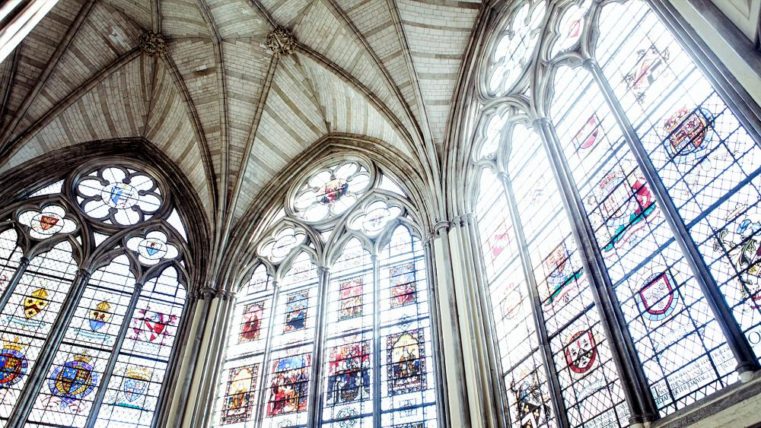 Peste 100 de lideri religioși din Marea Britanie caută măsuri legale împotriva interzicerii serviciilor religioase duminicale