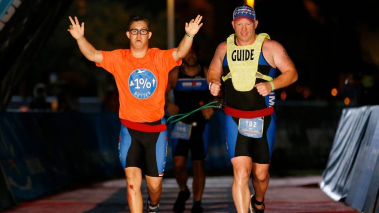 O persoană cu Sindromul Down devine primul astfel de atlet din istorie care termină un concurs Ironman