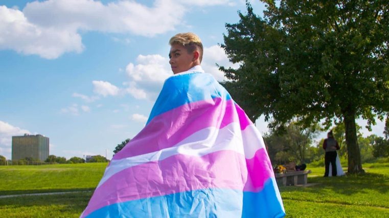 Un nou documentar HBO prezintă o ceremonie religioasă prin care o mamă îşi declară fiul ca fiind o fetiţă