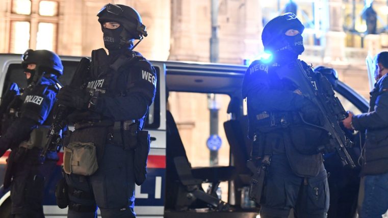 Atac armat în șase locuri diferite din Viena, patru persoane (dintre care un atacator) au murit iar 15 au fost rănite