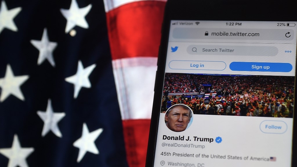FACEBOOK și TWITTER au pierdut miliarde de dolari după restricționarea lui Donald Trump!