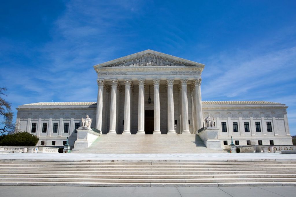 Curtea Supremă SUA: California nu poate interzice slujbele religioase în interior