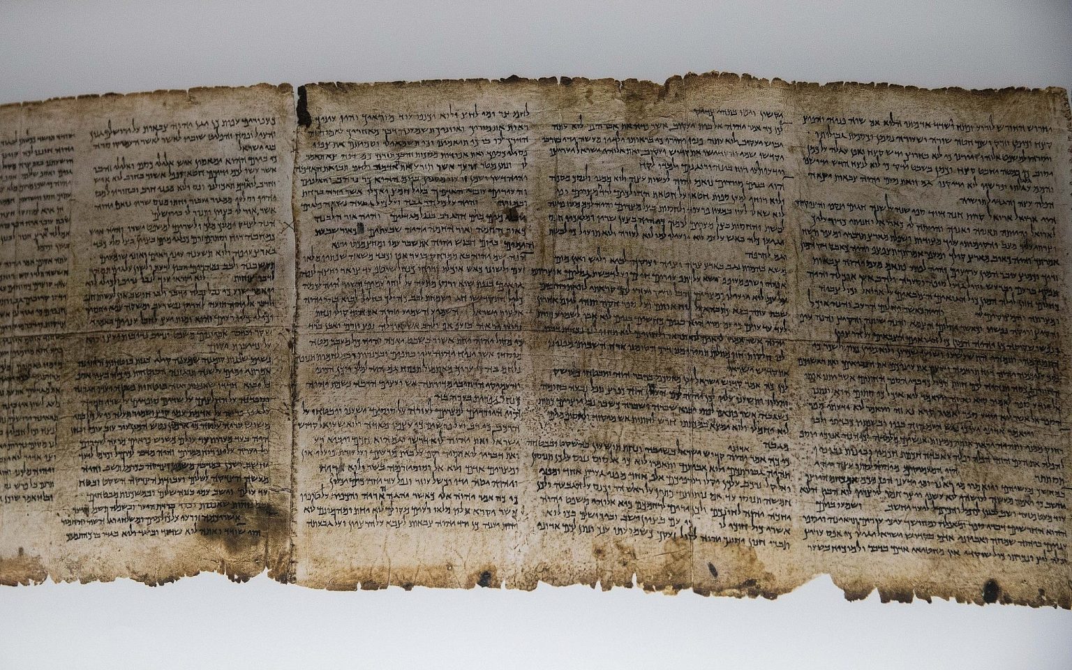 Noi suluri ce conţin texte din cărţile profeţilor biblici descoperite în peşterile de lângă Marea Moartă