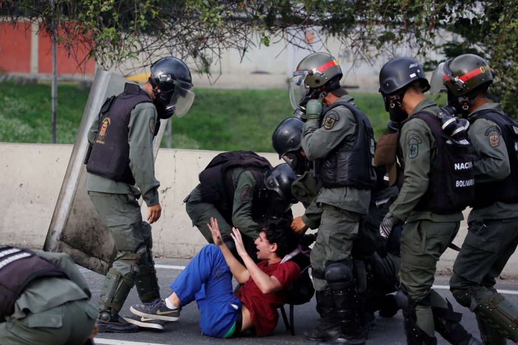 Creștini din Venezuela torturați, forțați să mănânce pagini din Biblie și gravați pe piele cu „cruci”