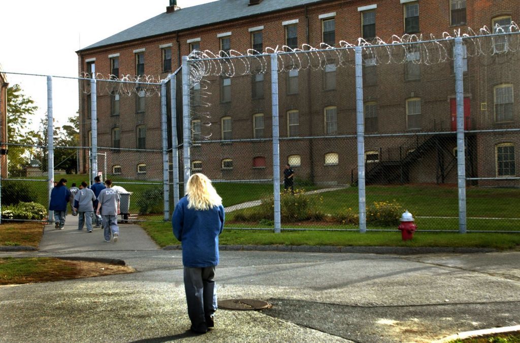 Peste 200 de bărbaţi încarceraţi în California, care se identifică ca fiind femei, cer transferul într-o închisoare care se potriveşte cu identitatea lor de gen