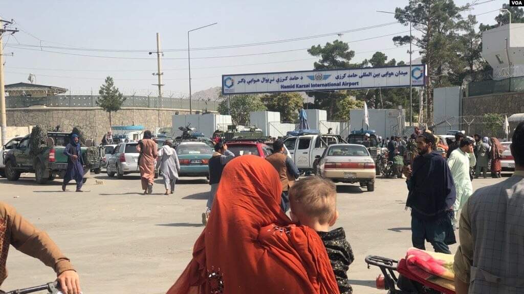 Atacurile cu bombă la aeroportul din Kabul soldate cu peste 70 de morți