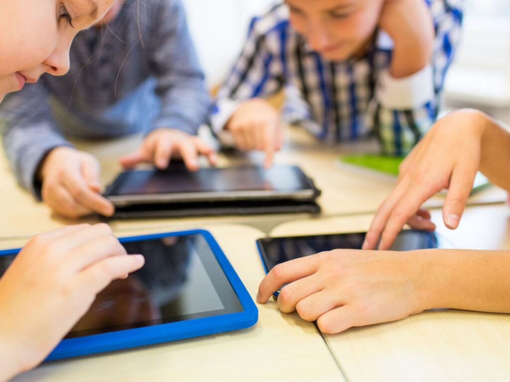 Mamă a șase copii împărtășește sfaturi despre cum să-i faci pe copii să se desprindă de telefoane și tablete