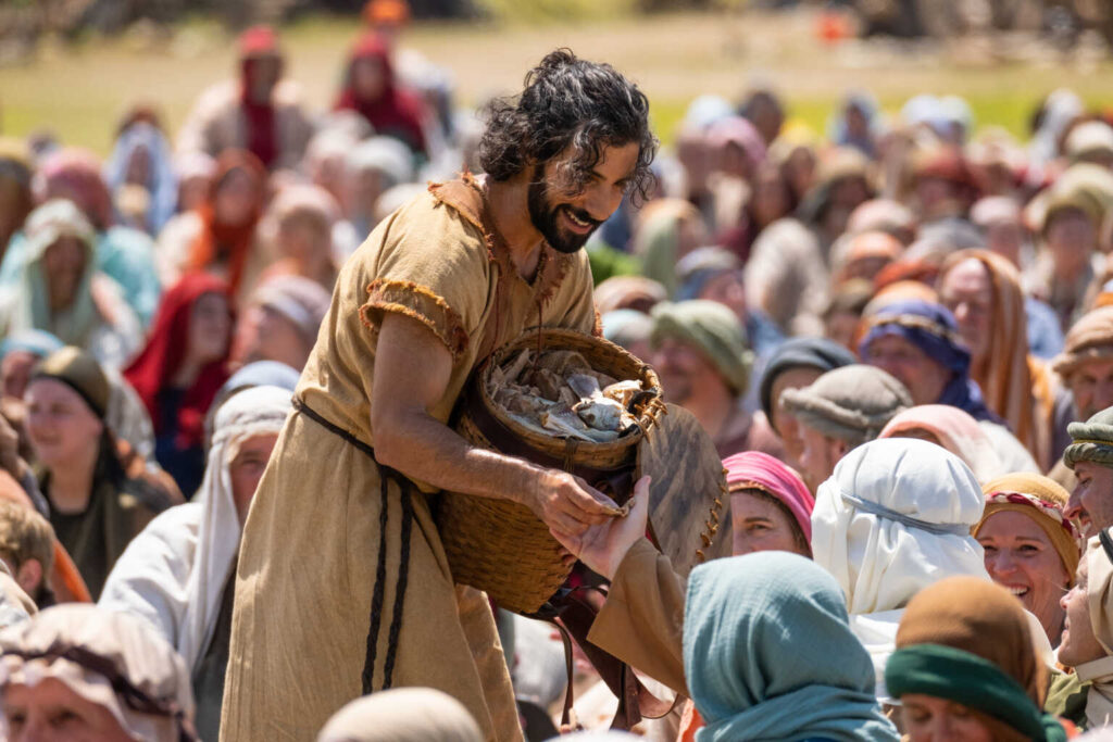 „The Chosen” un film serial despre viața lui Isus prezintă o reconstituire spectaculoasă a scenei înmulțirii pâinilor
