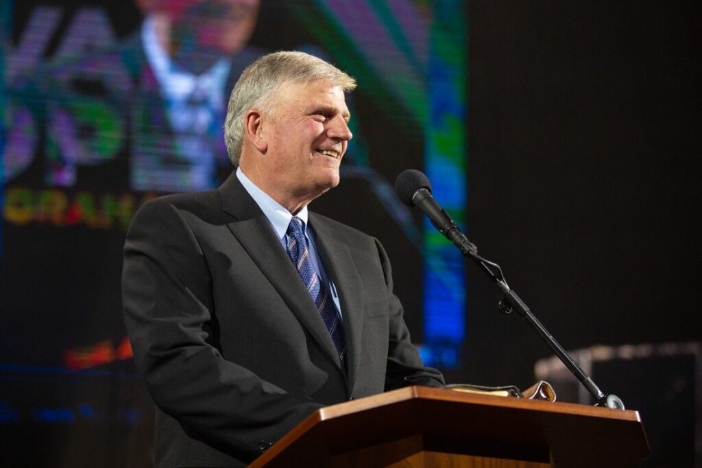 700 de persoane și-au pus credința în Hristos în timpul turneului efectuat de Franklin Graham în Marea Britanie