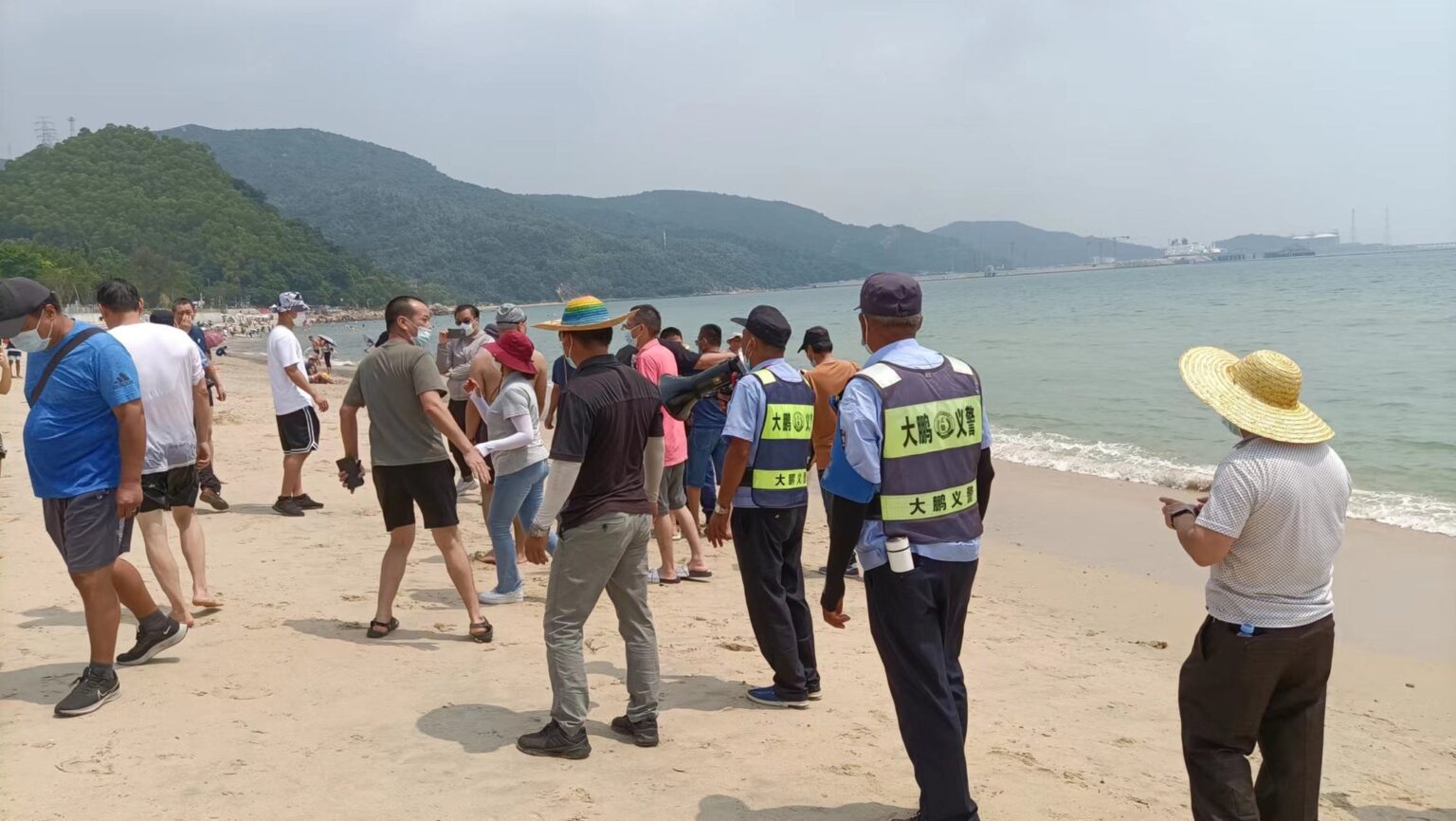 China, creștini botezați sub ploaia de pietre din partea trecătorilor