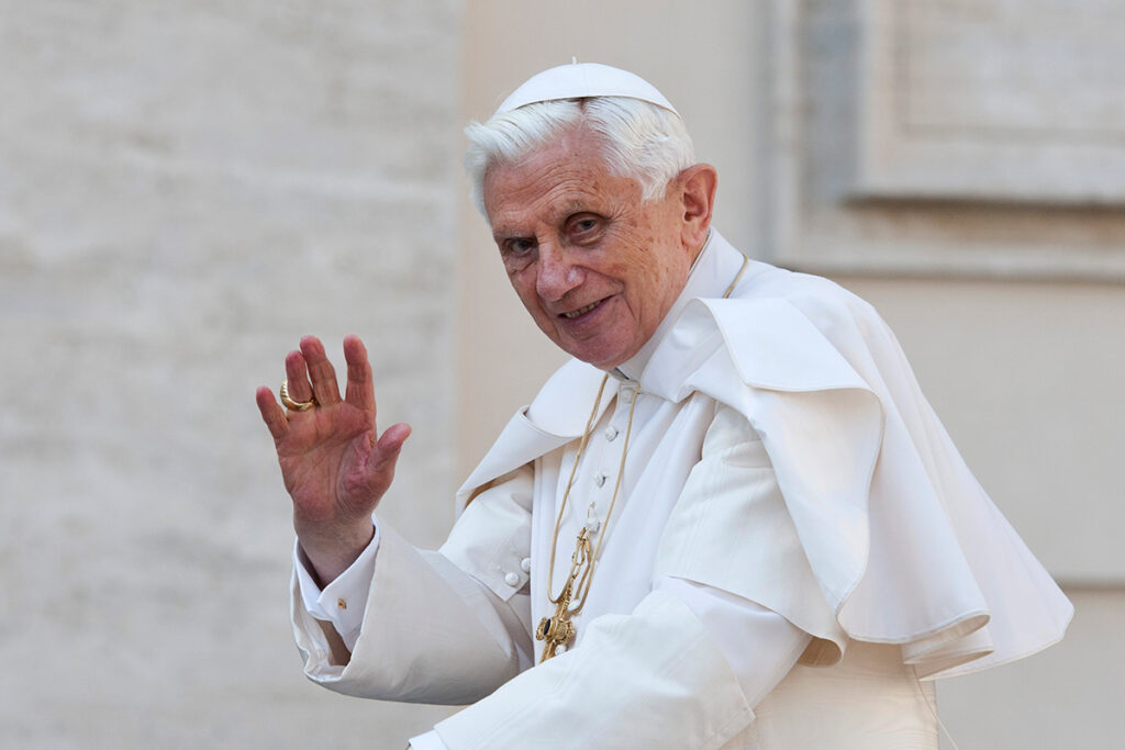 Fostul Papă Benedict al XVI-lea a încetat din viață la 95 de ani