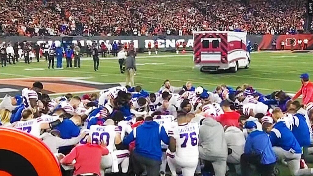 Jucător de fotbal american suferă un infarct pe teren mobilizând colegii de echipă și milioane de fani la rugăciune